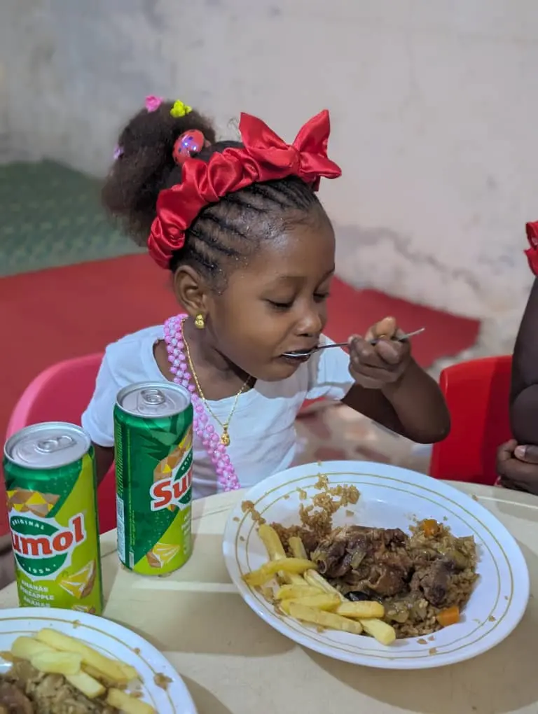 Close de duas meninas em fila, de braços cruzados, olhando para o lado