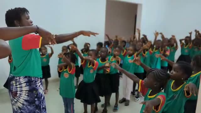 Coreografia em roda, todos de uniforme