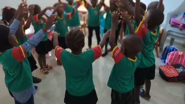 Dança em roda, de mãos dadas