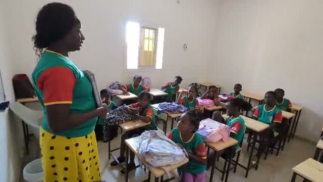 A professora orientando a turma em sala