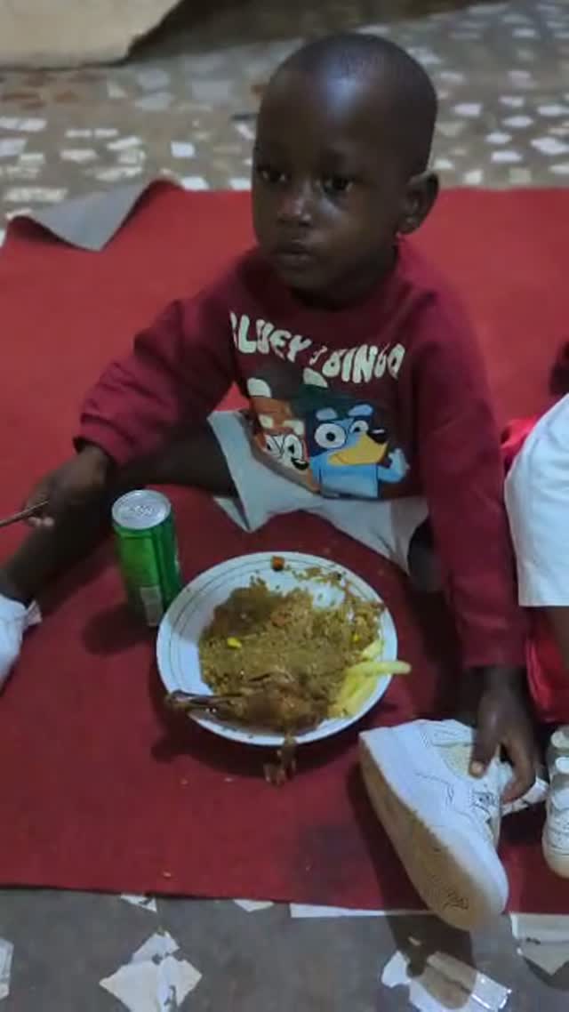 Lanche no chão, em clima de festa