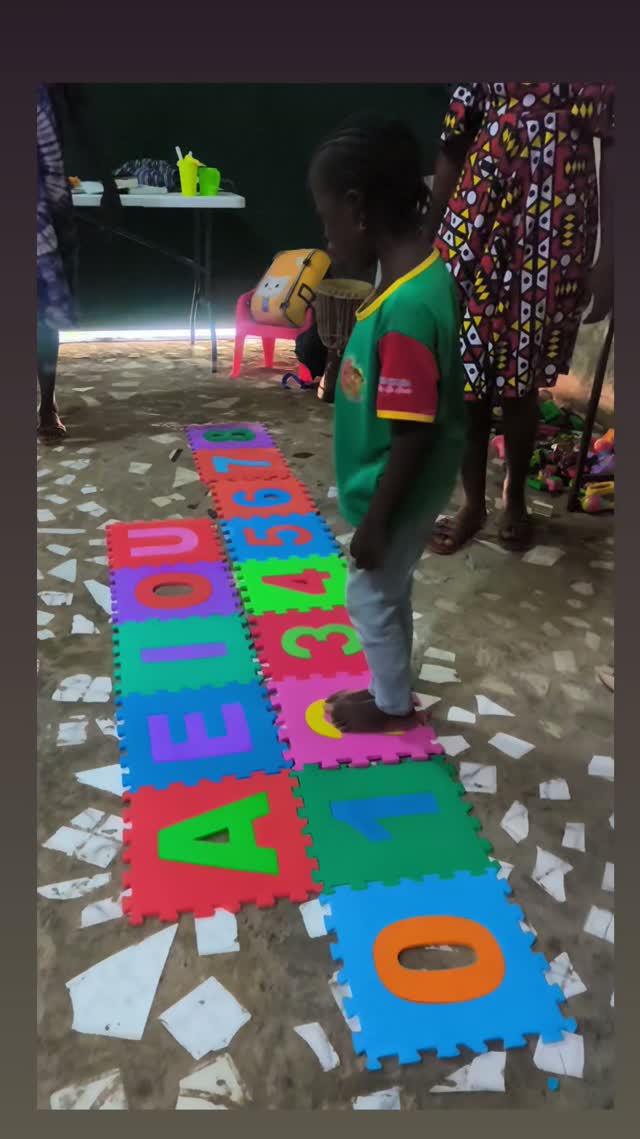 Aprendendo brincando, no tapete de alfabeto