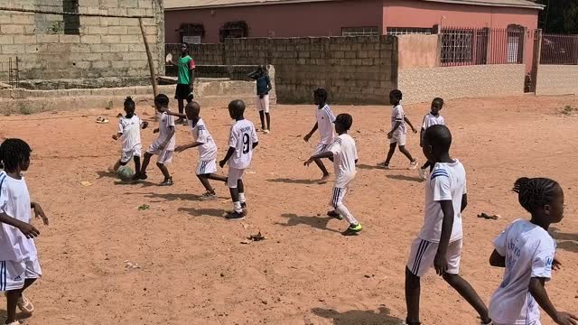Um jogo de futebol entre os alunos