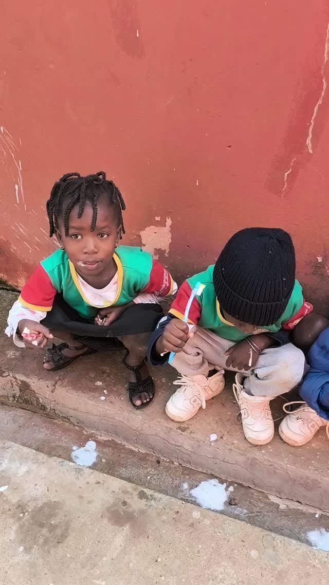 Escovando os dentes, encostados no muro